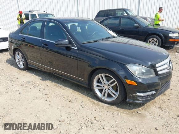 2013 Mercedes-Benz C 250 Sport z VIN WDDGF4HB8DR267856, wystawiony jako IAAI lot #42385425 z przebiegiem 116 580 mil mil oraz . Historia ofert i sprzedaży dostępna na DreamBid. Obrazek 1.