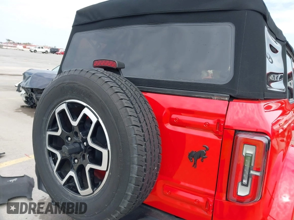 2022 Ford Bronco z VIN 1FMDE5DH7NLA98557, wystawiony jako IAAI lot #41746093 z przebiegiem 61 718 mil mil oraz . Historia ofert i sprzedaży dostępna na DreamBid. Obrazek 17.