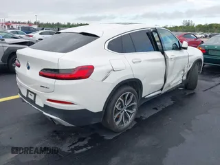 2020 BMW X4 xDrive30i z VIN 5UX2V1C02LLE68148, wystawiony jako IAAI lot #42253362 z przebiegiem 80 865 mil mil oraz . Historia ofert i sprzedaży dostępna na DreamBid. Obrazek 4.