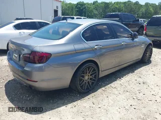 2012 BMW 5 Series 535i xDrive z VIN WBAFU7C58CDU63402, wystawiony jako IAAI lot #42317701 z przebiegiem 118 060 mil mil oraz . Historia ofert i sprzedaży dostępna na DreamBid. Obrazek 4.