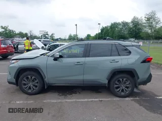 2023 Toyota RAV4 Hybrid XLE Premium z VIN 4T3B6RFV0PU132809, wystawiony jako IAAI lot #42646117 z przebiegiem 43 083 mil mil oraz . Historia ofert i sprzedaży dostępna na DreamBid. Obrazek 14.