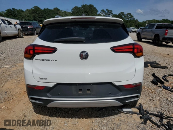2021 Buick Encore GX Select z VIN KL4MMDSL1MB080983, wystawiony jako Copart lot #57167195 z przebiegiem Nie podano mil oraz Szkoda całkowita • Salvage title. Historia ofert i sprzedaży dostępna na DreamBid. Obrazek 6.
