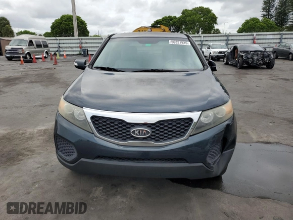 2012 Kia Sorento LX z VIN 5XYKT3A17CG274495, wystawiony jako Copart lot #56321925 z przebiegiem 130 439 mil mil oraz Szkoda całkowita • Salvage title. Historia ofert i sprzedaży dostępna na DreamBid. Obrazek 5.
