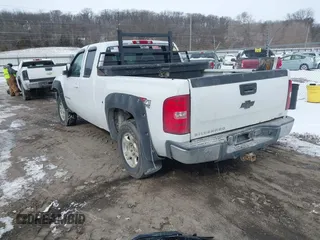 2007 Chevrolet Silverado 1500 LT w/1LT with VIN 1GCEK19J77Z645848, listed as a IAAI auction lot 41572307 with 210,226 mi miles. Bid and sale history available at carsss.com. Image 3.