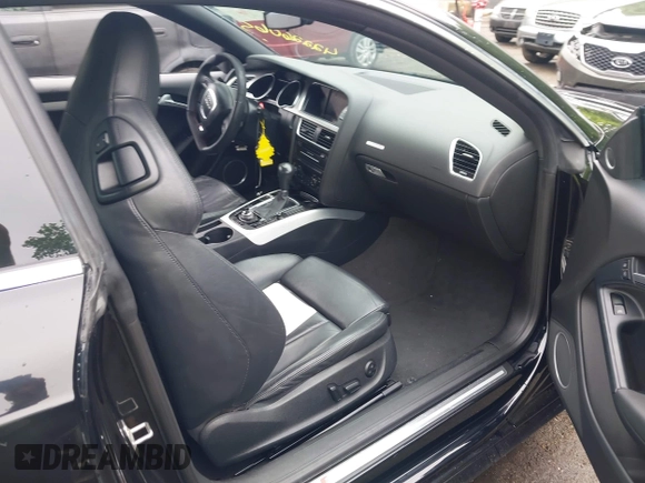 2010 Audi S5 Premium Plus z VIN WAUCVAFR9AA062970, wystawiony jako IAAI lot #42226065 z przebiegiem 128 747 mil mil oraz . Historia ofert i sprzedaży dostępna na DreamBid. Obrazek 5.