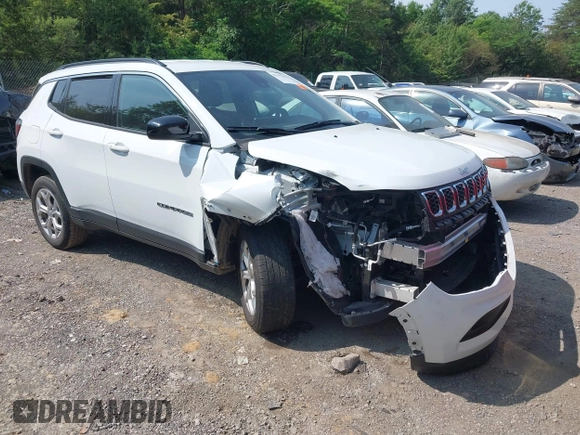 2024 Jeep Compass Latitude with VIN 3C4NJDBN4RT124422, listed as a IAAI auction lot 42152395 with 33,567 mi miles. Bid and sale history available at carsss.com. Image 1.