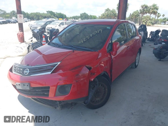 2011 Nissan Versa S z VIN 3N1BC1CP0BL505284, wystawiony jako IAAI lot #42375919 z przebiegiem 105 571 mil mil oraz . Historia ofert i sprzedaży dostępna na DreamBid. Obrazek 2.