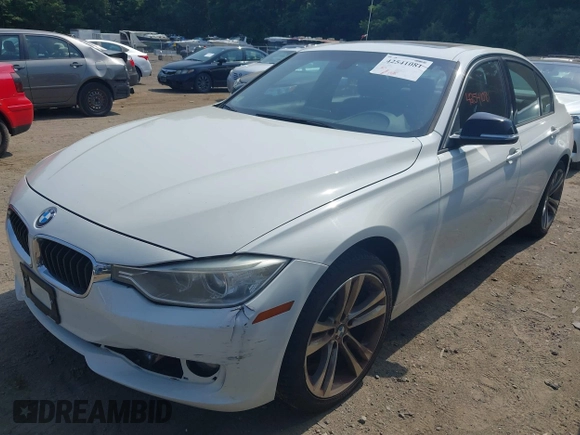 2013 BMW 3 Series 328i xDrive z VIN WBA3B5C54DF591560, wystawiony jako IAAI lot #42541081 z przebiegiem 128 429 mil mil oraz . Historia ofert i sprzedaży dostępna na DreamBid. Obrazek 2.