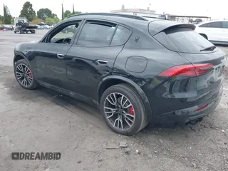 2023 Maserati Grecale Modena z VIN ZN682AVM5P7429357, wystawiony jako IAAI lot #42052948 z przebiegiem 11 019 mil mil oraz . Historia ofert i sprzedaży dostępna na DreamBid. Obrazek 3.