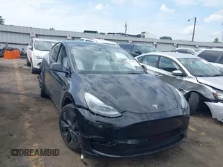 2024 Tesla Model Y Long Range z VIN 7SAYGAEE5RF186418, wystawiony jako IAAI lot #42079515 z przebiegiem 13 038 mil mil oraz . Historia ofert i sprzedaży dostępna na DreamBid. Obrazek 1.