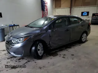 2024 Nissan Versa S z VIN 3N1CN8DVXRL896023, wystawiony jako Copart lot #58639315 z przebiegiem 27 985 mil mil oraz Czysty tytuł • Clean title. Historia ofert i sprzedaży dostępna na DreamBid. Obrazek 1.