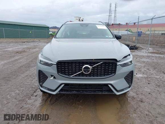 2024 Volvo XC60 Plus Dark Theme z VIN YV4L12RL3R1757157, wystawiony jako IAAI lot #41732352 z przebiegiem 11 056 mil mil oraz . Historia ofert i sprzedaży dostępna na DreamBid. Obrazek 13.