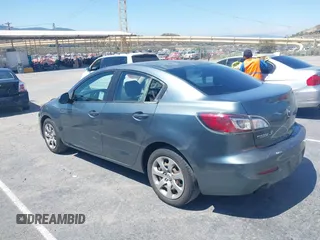 2013 Mazda 3 i Sport z VIN JM1BL1UP8D1736651, wystawiony jako IAAI lot #42263871 z przebiegiem 187 874 mil mil oraz . Historia ofert i sprzedaży dostępna na DreamBid. Obrazek 3.