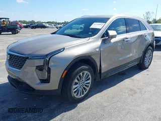 2025 Cadillac XT4 FWD Premium Luxury z VIN 1GYFZCR41SF152998, wystawiony jako IAAI lot #42318061 z przebiegiem 9521 mil mil oraz . Historia ofert i sprzedaży dostępna na DreamBid. Obrazek 2.