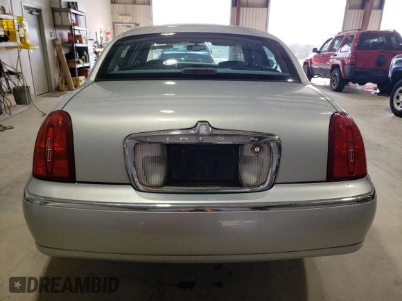2002 Lincoln Town Car Executive z VIN 1LNHM81W32Y628546, wystawiony jako Copart lot #54248775 z przebiegiem 188 496 mil mil oraz Czysty tytuł • Clean title. Historia ofert i sprzedaży dostępna na DreamBid. Obrazek 6.