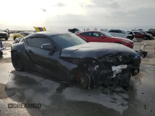 2023 Toyota Supra 3.0 z VIN WZ1DB0G01PW056961, wystawiony jako Copart lot #57842115 z przebiegiem Nie podano mil oraz Szkody całkowita. Historia ofert i sprzedaży dostępna na DreamBid. Obrazek 4.
