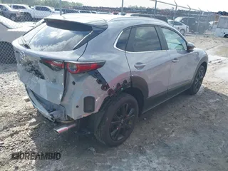 2025 Mazda CX-30 S Select Sport z VIN 3MVDMBBM8SM758071, wystawiony jako IAAI lot #42007849 z przebiegiem 8 678 mil mil oraz . Historia ofert i sprzedaży dostępna na DreamBid. Obrazek 4.