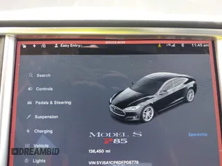 2013 Tesla Model S Performance z VIN 5YJSA1CP6DFP08779, wystawiony jako IAAI lot #42172960 z przebiegiem 136 450 mil mil oraz . Historia ofert i sprzedaży dostępna na DreamBid. Obrazek 7.