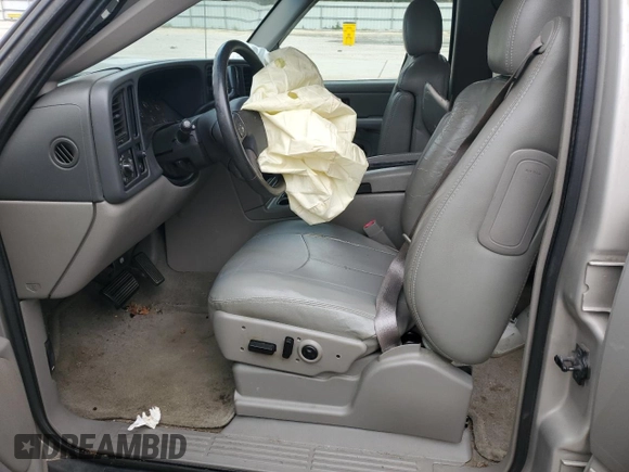 2004 Chevrolet Suburban LT with VIN 1GNEC16Z64J135810, listed as a Copart auction lot 84643984 with 243,355 mi miles and Salvage Title. Bid and sale history available at carsss.com. Image 7.