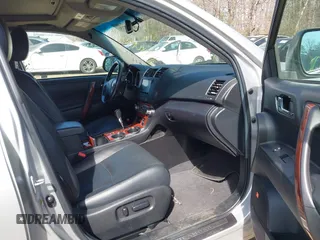 2012 Toyota Highlander Limited z VIN 5TDYK3EH6CS052456, wystawiony jako IAAI lot #41792730 z przebiegiem 170 055 mil mil oraz . Historia ofert i sprzedaży dostępna na DreamBid. Obrazek 5.