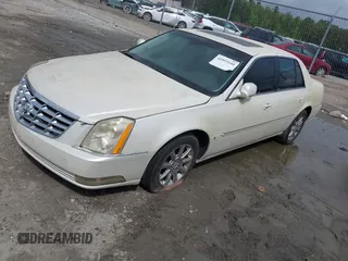 2008 Cadillac DTS 1SD z VIN 1G6KD57Y28U112764, wystawiony jako IAAI lot #41953240 z przebiegiem Nie podano mil oraz . Historia ofert i sprzedaży dostępna na DreamBid. Obrazek 2.