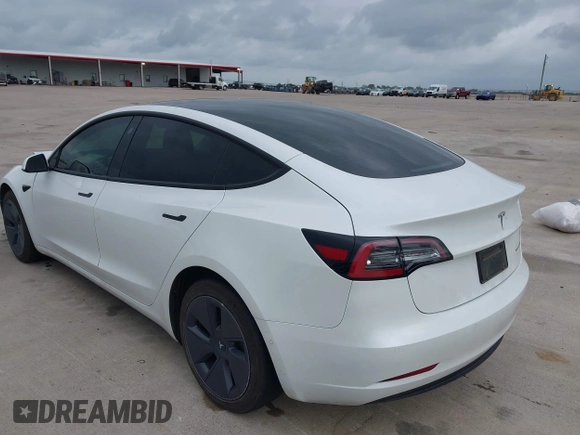 2022 Tesla Model 3 Long Range z VIN 5YJ3E1EBXNF246318, wystawiony jako IAAI lot #42131425 z przebiegiem 32 096 mil mil oraz . Historia ofert i sprzedaży dostępna na DreamBid. Obrazek 3.