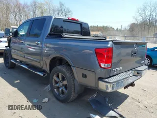 2015 Nissan Titan SV z VIN 1N6AA0EC4FN500837, wystawiony jako IAAI lot #42004647 z przebiegiem 140 603 mil mil oraz . Historia ofert i sprzedaży dostępna na DreamBid. Obrazek 3.