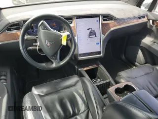 2017 Tesla Model X 90D z VIN 5YJXCDE21HF056145, wystawiony jako Copart lot #55128995 z przebiegiem 86 314 mil mil oraz Szkody całkowita. Historia ofert i sprzedaży dostępna na DreamBid. Obrazek 8.