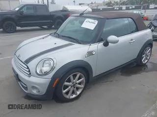 2014 MINI Convertible z VIN WMWZN3C52ET569565, wystawiony jako IAAI lot #42564988 z przebiegiem 66 035 mil mil oraz . Historia ofert i sprzedaży dostępna na DreamBid. Obrazek 2.