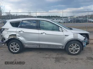 2017 Ford Escape SE z VIN 1FMCU9GDXHUA46689, wystawiony jako IAAI lot #41492523 z przebiegiem 67 401 mil mil oraz . Historia ofert i sprzedaży dostępna na DreamBid. Obrazek 13.
