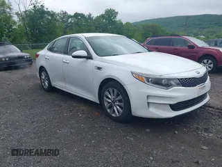2016 Kia Optima EX z VIN 5XXGU4L36GG080140, wystawiony jako IAAI lot #42280687 z przebiegiem 179 401 mil mil oraz . Historia ofert i sprzedaży dostępna na DreamBid. Obrazek 1.
