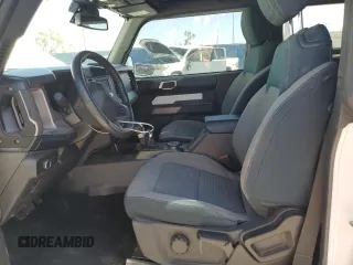 2022 Ford Bronco z VIN 1FMDE5AHXNLB15534, wystawiony jako Copart lot #55358795 z przebiegiem 45 730 mil mil oraz Szkoda całkowita • Salvage title. Historia ofert i sprzedaży dostępna na DreamBid. Obrazek 7.