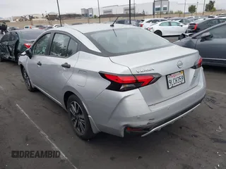 2024 Nissan Versa S z VIN 3N1CN8DV4RL865799, wystawiony jako IAAI lot #42044021 z przebiegiem 13 282 mil mil oraz . Historia ofert i sprzedaży dostępna na DreamBid. Obrazek 3.
