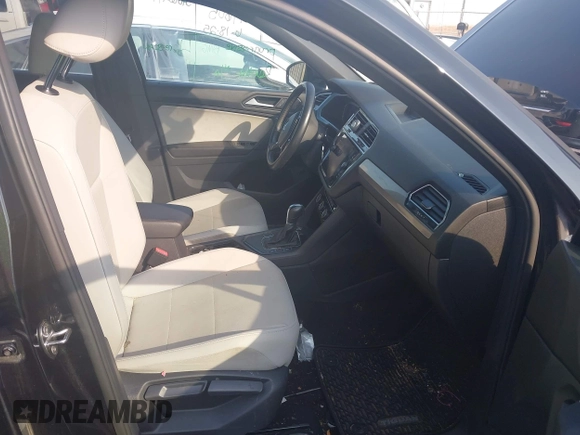 2019 Volkswagen Tiguan SE z VIN 3VV3B7AX3KM135261, wystawiony jako IAAI lot #42600904 z przebiegiem 62 026 mil mil oraz . Historia ofert i sprzedaży dostępna na DreamBid. Obrazek 5.
