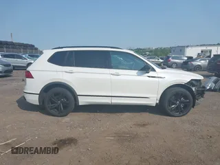 2023 Volkswagen Tiguan SE R-Line Black z VIN 3VV8B7AX9PM055640, wystawiony jako IAAI lot #42411380 z przebiegiem 68 922 mil mil oraz . Historia ofert i sprzedaży dostępna na DreamBid. Obrazek 13.
