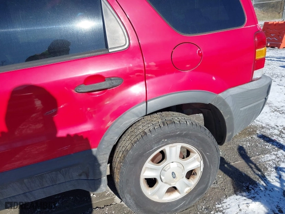2001 Ford Escape XLT with VIN 1FMYU04131KB51488, listed as a IAAI auction lot 41363166 with 327,580 mi miles. Bid and sale history available at carsss.com. Image 19.