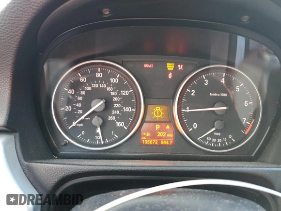2011 BMW 3 Series 328i z VIN WBAPH7C57BE683468, wystawiony jako Copart lot #55508075 z przebiegiem 135 672 mil mil oraz Nie do naprawy • Non repairable. Historia ofert i sprzedaży dostępna na DreamBid. Obrazek 9.