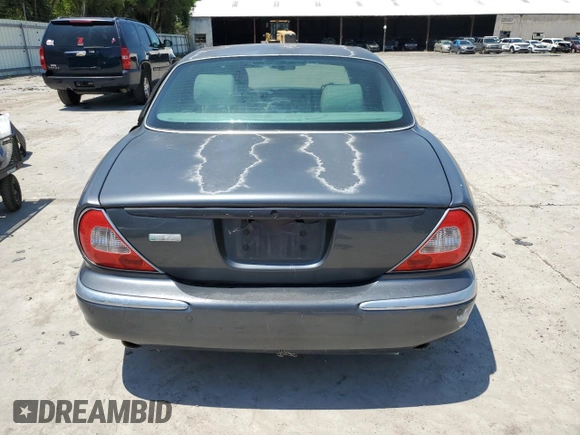 2004 Jaguar XJ R z VIN SAJWA73B64TG18784, wystawiony jako Copart lot #81254734 z przebiegiem Nie podano mil oraz Czysty tytuł • Clean title. Historia ofert i sprzedaży dostępna na DreamBid. Obrazek 6.