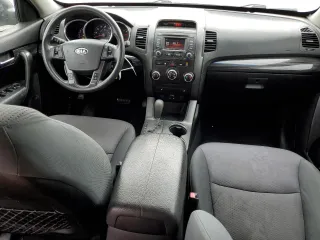 2013 Kia Sorento LX z VIN 5XYKT3A63DG400462, wystawiony jako Copart lot #57388925 z przebiegiem 304 354 mil mil oraz Szkoda całkowita • Salvage title. Historia ofert i sprzedaży dostępna na DreamBid. Obrazek 8.
