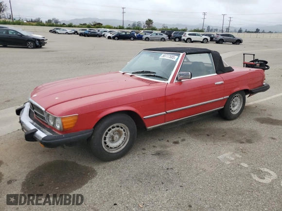 1985 Mercedes-Benz 380 z VIN WDBBA45C9FA017476, wystawiony jako Copart lot #58777585 z przebiegiem 135 805 mil mil oraz Szkoda całkowita • Salvage title. Historia ofert i sprzedaży dostępna na DreamBid. Obrazek 1.