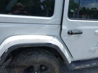 2021 Jeep Wrangler Unlimited Sahara z VIN 1C4HJXEN6MW764662, wystawiony jako IAAI lot #42494617 z przebiegiem 81 954 mil mil oraz . Historia ofert i sprzedaży dostępna na DreamBid. Obrazek 14.