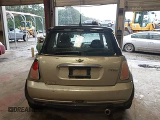 2005 MINI Hardtop с VIN WMWRC33445TJ65289, выставлен на аукционе IAAI как лот 42358377 с пробегом 184 367 миль миль и . История ставок и продаж доступна на DreamBid. Изображение 16.