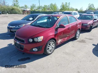 2014 Chevrolet Sonic LT z VIN 1G1JC5SH8E4153469, wystawiony jako IAAI lot #42181776 z przebiegiem 80 435 mil mil oraz . Historia ofert i sprzedaży dostępna na DreamBid. Obrazek 2.