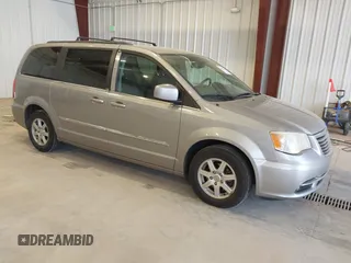 2013 Chrysler Town & Country Touring z VIN 2C4RC1BG4DR657653, wystawiony jako IAAI lot #42403531 z przebiegiem 153 830 mil mil oraz . Historia ofert i sprzedaży dostępna na DreamBid. Obrazek 1.
