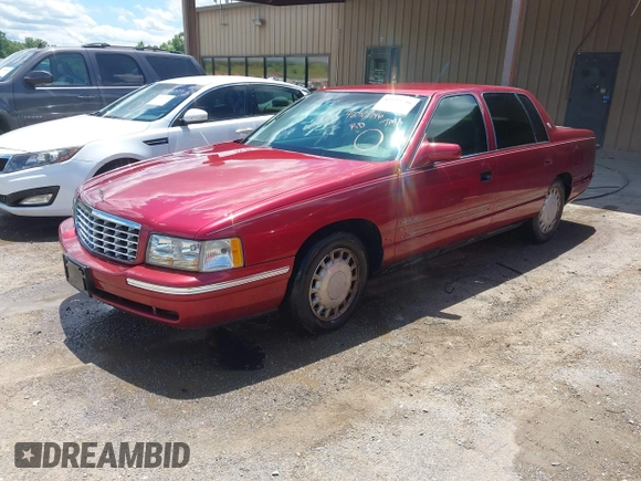 1999 Cadillac DeVille z VIN 1G6KD54Y4XU718666, wystawiony jako IAAI lot #42327746 z przebiegiem 84 226 mil mil oraz . Historia ofert i sprzedaży dostępna na DreamBid. Obrazek 2.