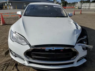 2013 Tesla Model S z VIN 5YJSA1CN1DFP11636, wystawiony jako Copart lot #78333554 z przebiegiem 101 625 mil mil oraz Szkoda całkowita • Salvage title. Historia ofert i sprzedaży dostępna na DreamBid. Obrazek 5.