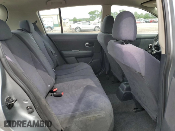 2009 Nissan Versa S z VIN 3N1BC13E59L355648, wystawiony jako Copart lot #57396955 z przebiegiem 67 768 mil mil oraz Szkoda całkowita • Salvage title. Historia ofert i sprzedaży dostępna na DreamBid. Obrazek 10.