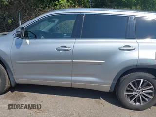 2018 Toyota Highlander SE z VIN 5TDJZRFH8JS526290, wystawiony jako IAAI lot #42393316 z przebiegiem 69 650 mil mil oraz . Historia ofert i sprzedaży dostępna na DreamBid. Obrazek 14.