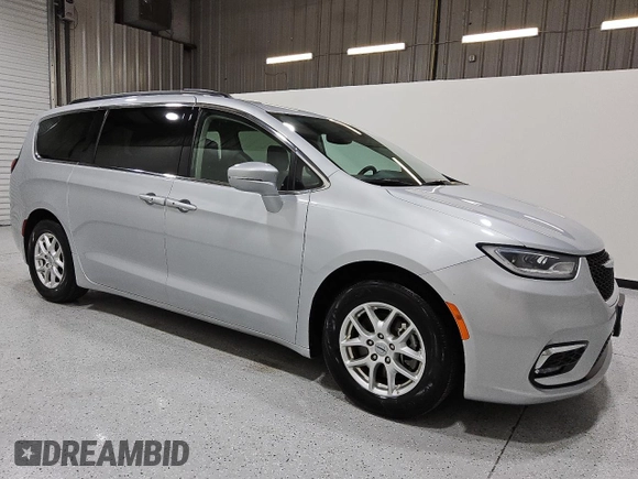 2022 Chrysler Pacifica Touring L z VIN 2C4RC1BG0NR167373, wystawiony jako Copart lot #56071675 z przebiegiem 60 107 mil mil oraz Czysty tytuł • Clean title. Historia ofert i sprzedaży dostępna na DreamBid. Obrazek 4.