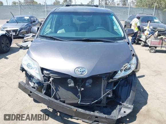2013 Toyota Sienna LE AAS z VIN 5TDKK3DCXDS328201, wystawiony jako IAAI lot #42773579 z przebiegiem 106 890 mil mil oraz . Historia ofert i sprzedaży dostępna na DreamBid. Obrazek 13.